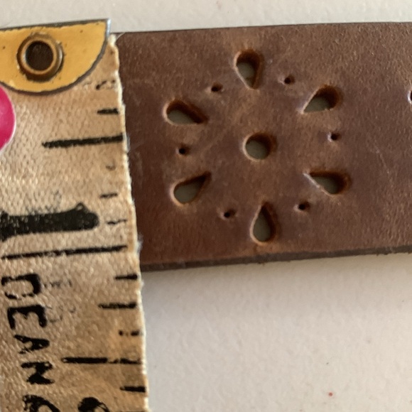 Floral Cut-Out 1” thick Belt Full Grain Strap Brassy Buckle - Picture 4 of 7